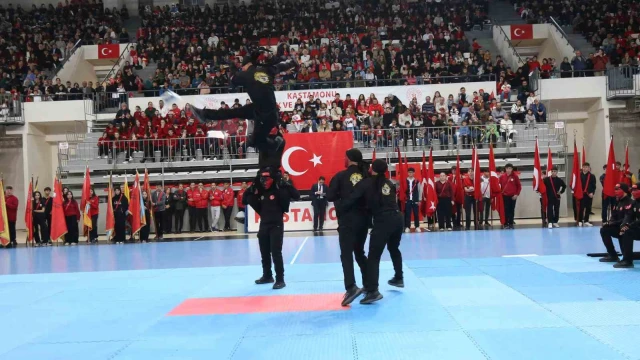 Kastamonu’da Cumhuriyet Bayramı coşkusu: Jandarma komandolar ve sporcuların gösterileri nefesleri kesti