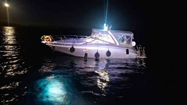 Kayalıklara çarpan teknedeki iki kişiyi Sahil Güvenlik ekipleri kurtardı