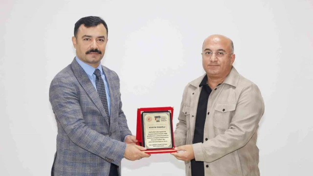 Kaymakam Soysal’dan İHA muhabirine plaket