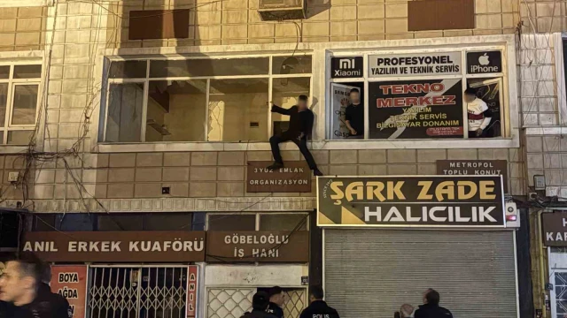 Kayseri’de kendine zarar veren şahsı, polis ekipleri zor kullanarak kurtardı