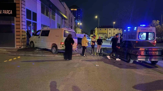 Kayseri’de otomobille çarpışan minibüs dükkana daldı: 2 yaralı