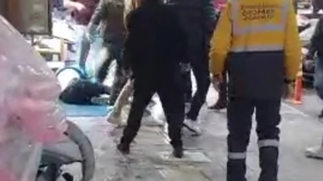 Kentin göbeğinde güpegündüz akıllara durgunluk veren saldırı: Sopa ve demir çubuklarla darbettiler
