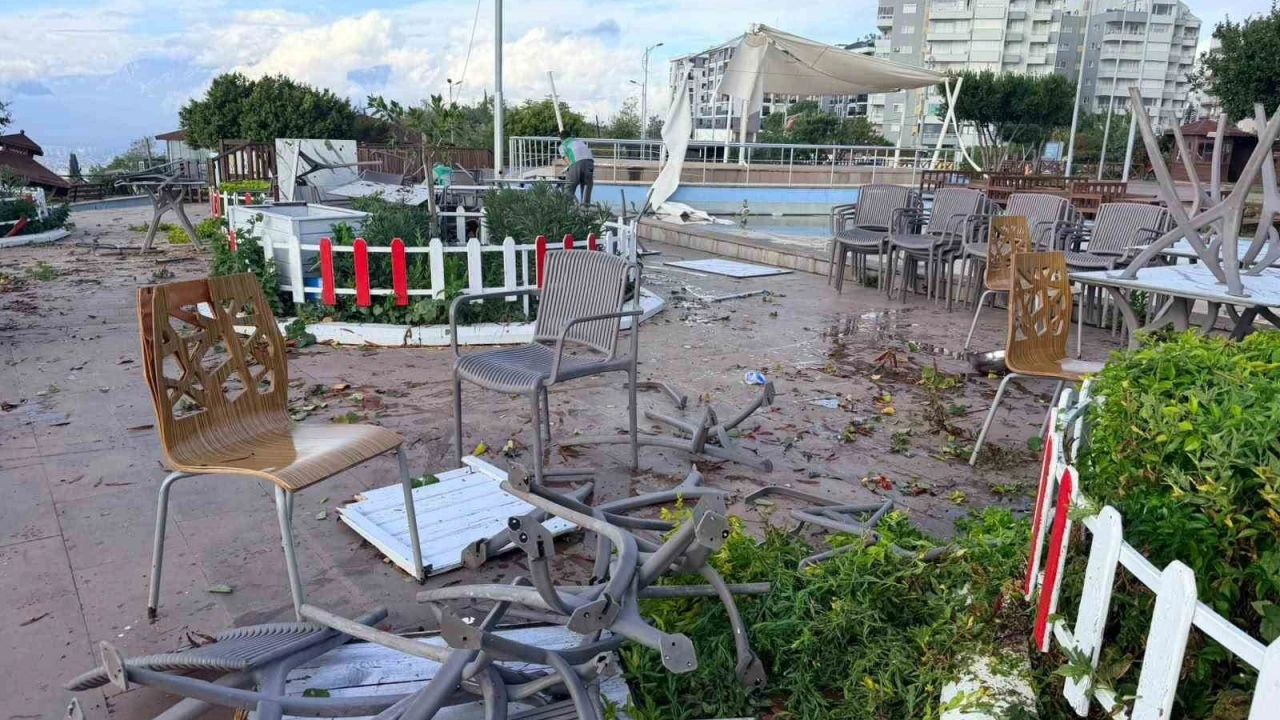 Kepez’de hortum felaketinin izleri siliniyor
