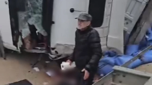 Kontrolden çıkan tırın şoförü ağır yaralandı