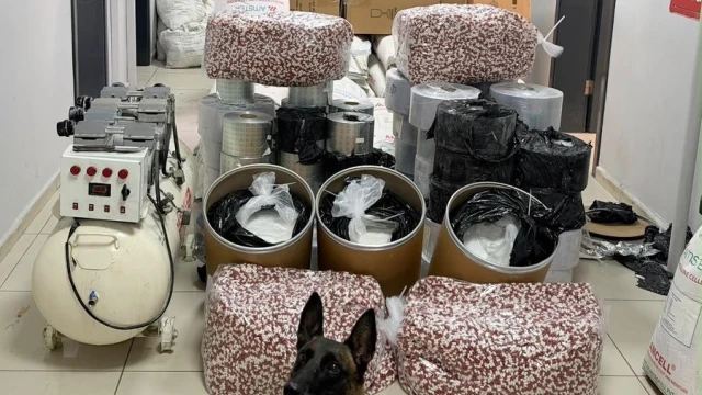 Mersin’de 1 ton 100 kilo katkı ile 100 kilo sentetik ecza maddesi ele geçirildi