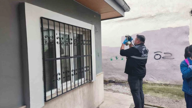 Muhtarlığın kamerasını söküp bahçeye attılar