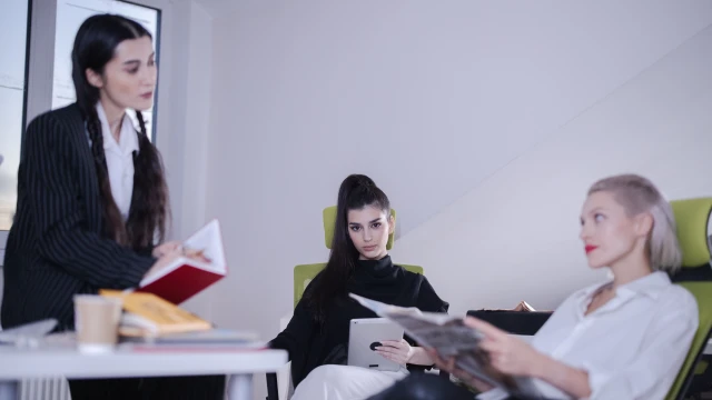 Ofis Kombinlerinde Katmanlı Giyimin Dengesi