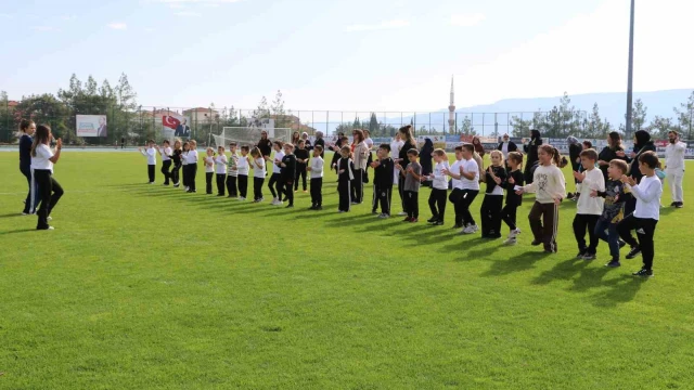 Öğrenciler ve aileler spor yapıp, geleneksel oyunlar oynadı