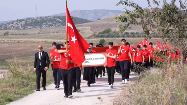 Osmaniye’de Liseli Öğrencilerden Cumhuriyet Yürüyüşü