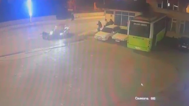 Otomobil ile motosiklet çarpıştı: O anlar kamerada