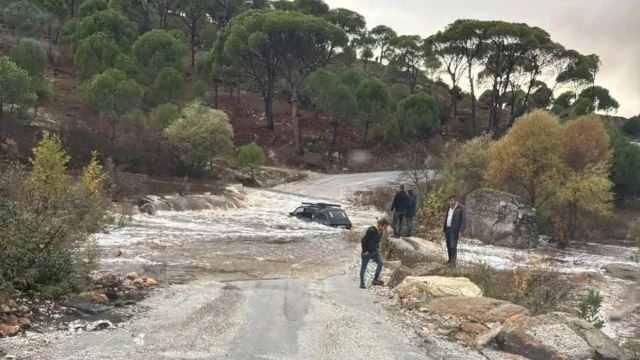 Otomobildeki iki kişi sele kapılmadan kurtarıldı
