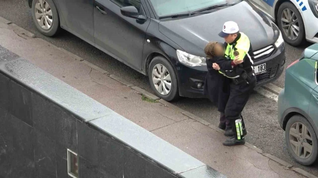 Polisin yaralı kadına yardımı yürekleri ısıttı: Kaldırıma taşıdı, ıslanmasın diye yelekle korudu