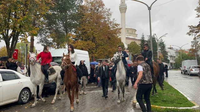 Sağanak yağış altında Cumhuriyet Bayramı’nı kutladılar
