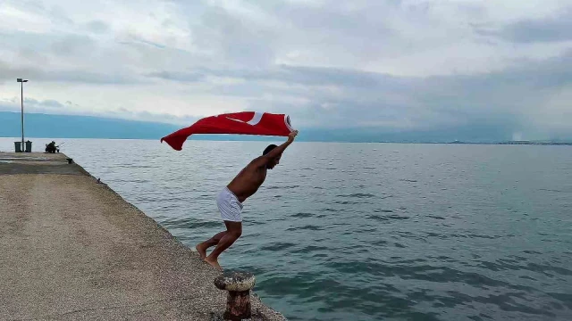 Yağmura Aldırmadı, Türk Bayrağıyla Denize Girdi
