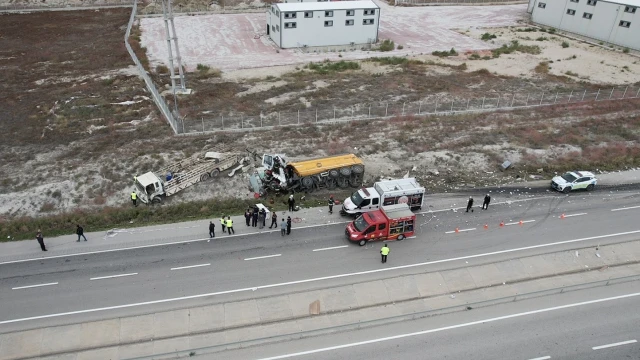 Tır, demir yüklü kamyona çarptı: 1 ölü, 1 yaralı