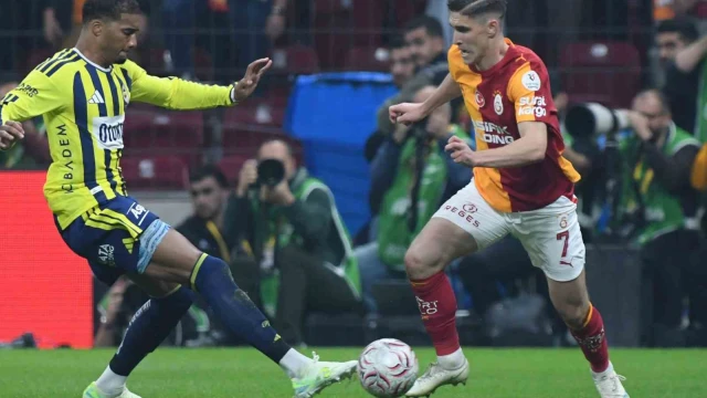 Trendyol Süper Lig: Galatasaray: 2 - Fenerbahçe: 0 (İlk yarı)