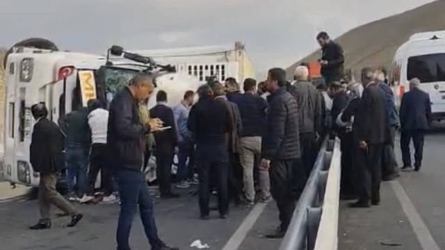 Van yolunda tır devrildi