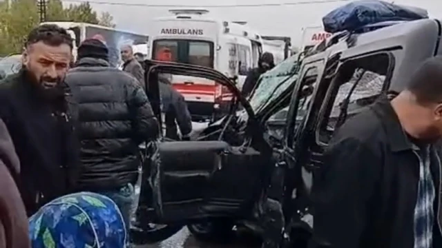 Van’da tırla hafif ticari araç çarpıştı: 2 yaralı