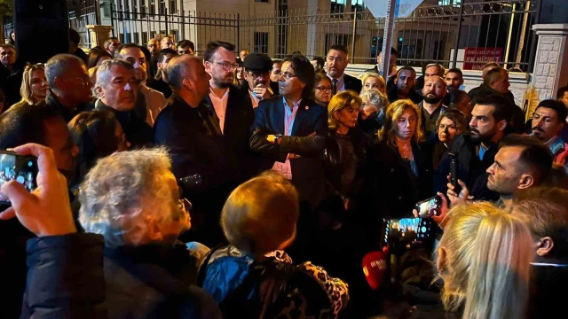 Yeni Partililer Şeniz Doğan’a destek için adliye önünde toplandı