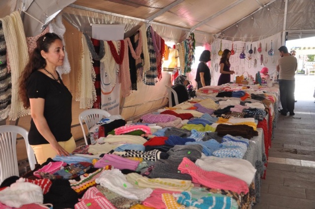 Suriyeli kadın misafirler, el emeği ürünlerini sergiledi