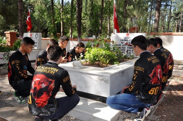 Şehit Yüzbaşı Alkan mezarını, terhis olan askerleri ziyaret etti