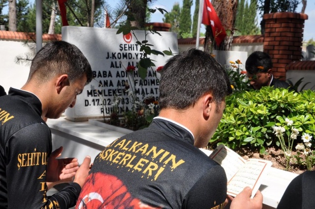 Şehit Yüzbaşı Alkan mezarını, terhis olan askerleri ziyaret etti