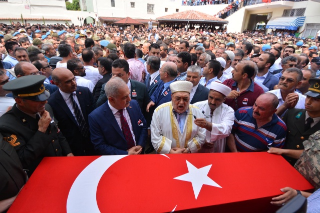 Şehit Yüzbaşı Alkan mezarını, terhis olan askerleri ziyaret etti