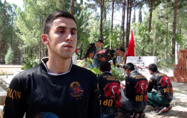 Şehit Yüzbaşı Alkan mezarını, terhis olan askerleri ziyaret etti