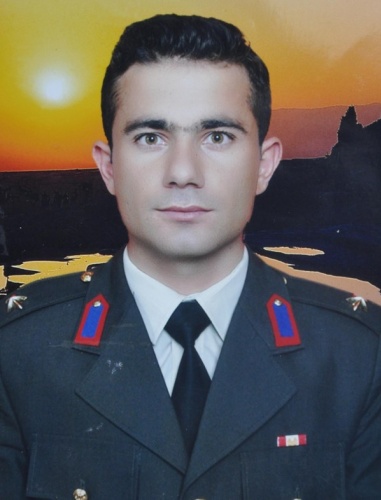 Şehit Yüzbaşı Alkan mezarını, terhis olan askerleri ziyaret etti