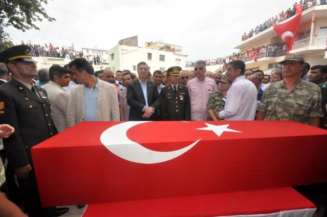 Şehit Yüzbaşı Alkan mezarını, terhis olan askerleri ziyaret etti