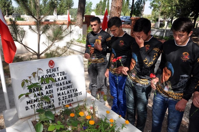 Şehit Yüzbaşı Alkan mezarını, terhis olan askerleri ziyaret etti