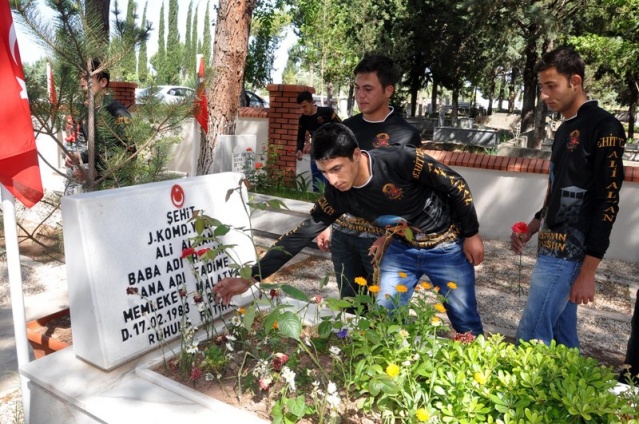 Şehit Yüzbaşı Alkan mezarını, terhis olan askerleri ziyaret etti