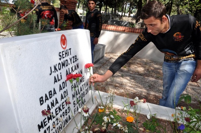 Şehit Yüzbaşı Alkan mezarını, terhis olan askerleri ziyaret etti