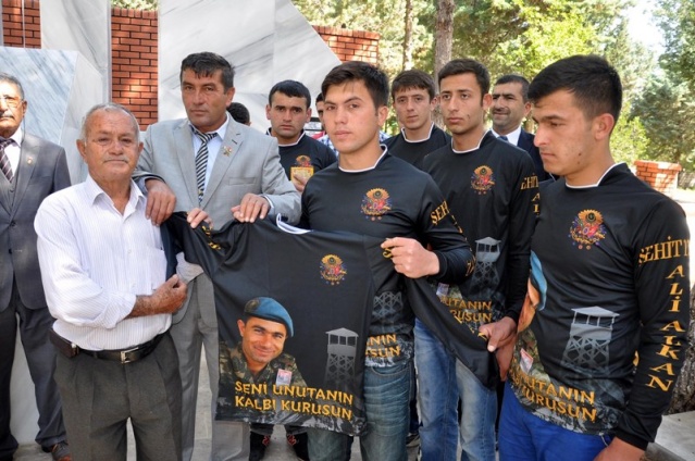 Şehit Yüzbaşı Alkan mezarını, terhis olan askerleri ziyaret etti