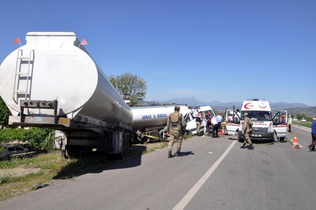 Yolcu minibüsü tankere çarptı: 4 ölü, 10 yaralı
