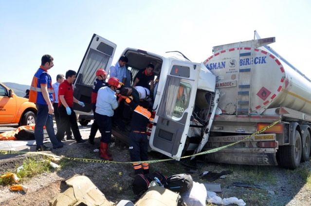 Yolcu minibüsü tankere çarptı: 4 ölü, 10 yaralı