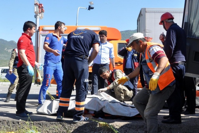 Yolcu minibüsü tankere çarptı: 4 ölü, 10 yaralı