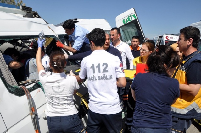 Yolcu minibüsü tankere çarptı: 4 ölü, 10 yaralı