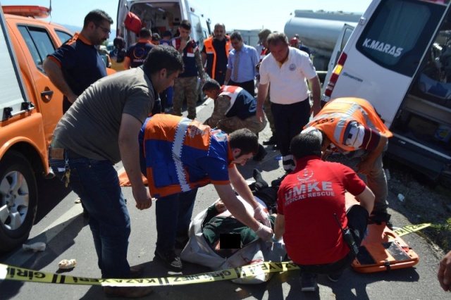 Yolcu minibüsü tankere çarptı: 4 ölü, 10 yaralı