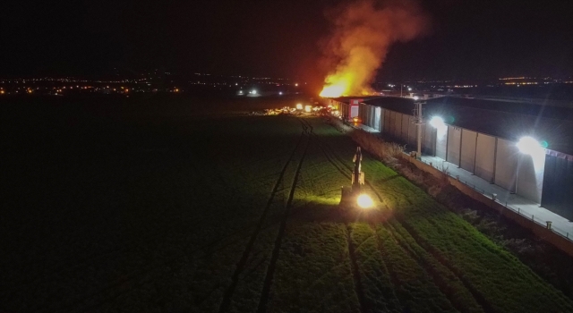 Kahramanmaraş’ta tekstil fabrikasının deposunda çıkan yangın sürüyor