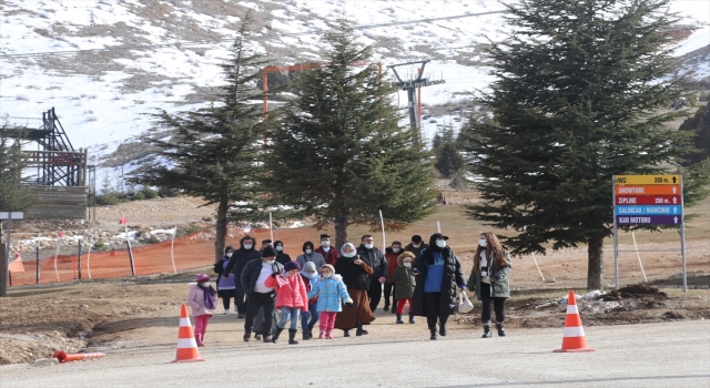 Kış turizminin önemli merkezlerinden Davraz’da kayak heyecanı devam ediyor