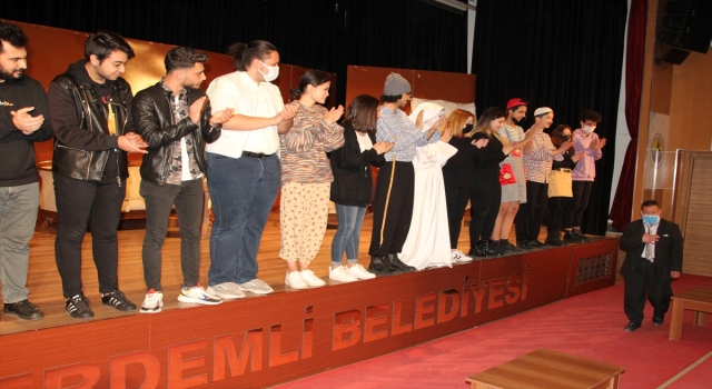 Mersin’de tiyatrocular down sendromlu genç için sahne aldı