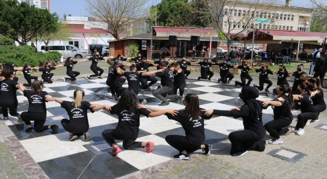 Kozan’da Halk Eğitim Merkezi öğrencilerinden polislere halk oyunu sürprizi