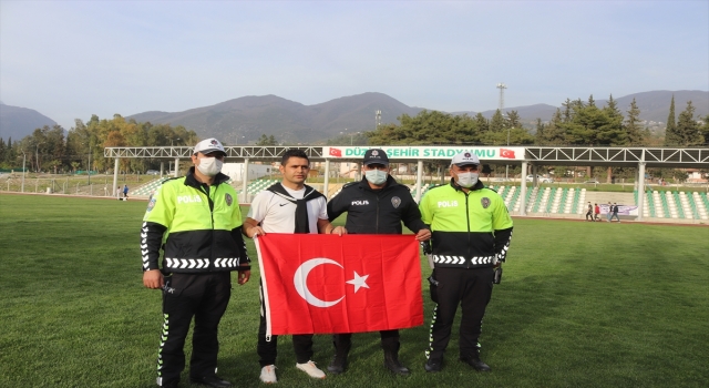 Osmaniye’de futbolculardan polislere sürpriz kutlama