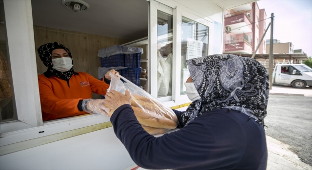 Mersin’de bir hayırsever aldığı 4 bin ekmeği vatandaşlara ücretsiz dağıttırdı