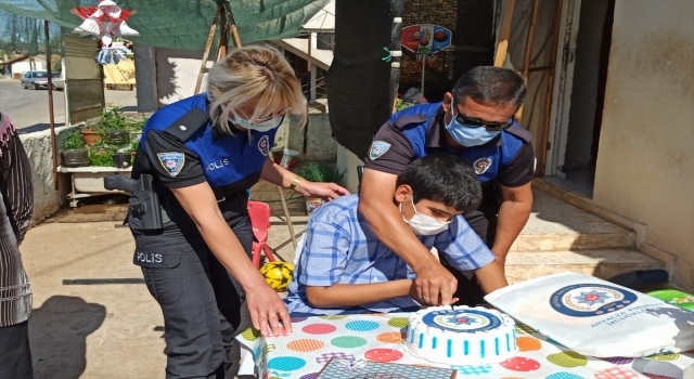 Antalya’da polisler bir çocuğa evinde doğum günü sürprizi yaptı
