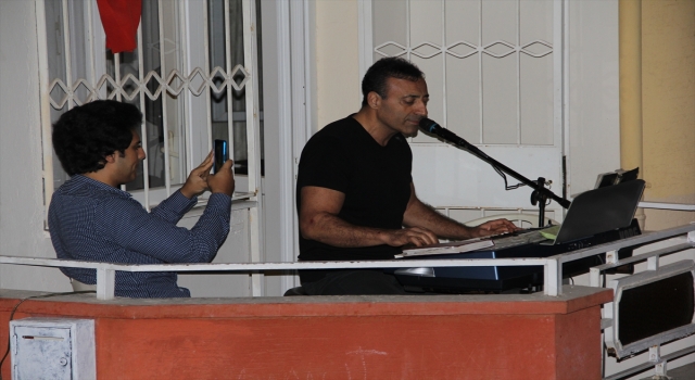 Hatay’da bir müzisyen evinin balkonundan mahalleye konser verdi