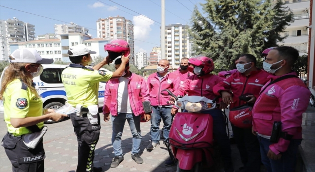 Adana’da trafik polisleri, motosikletli kuryelere bilgilendirme yaptı