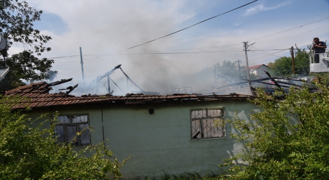 Antalya’da yangın çıkan müstakil evde mahsur kalan kadını komşuları kurtardı
