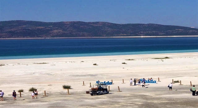 Salda Gölü’ne tatilciler bayram arifesinde ilgi gösterdi